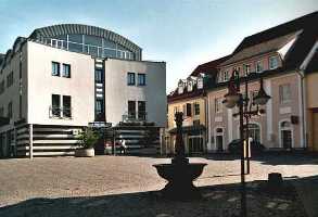 2 Banken, Kaufmarkt, Brunnen